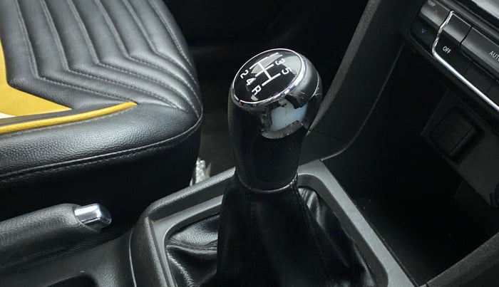 2016 Maruti Vitara Brezza ZDI PLUS DUAL TONE, Diesel, Manual, 45,520 km, Gear lever - Knob has minor damage