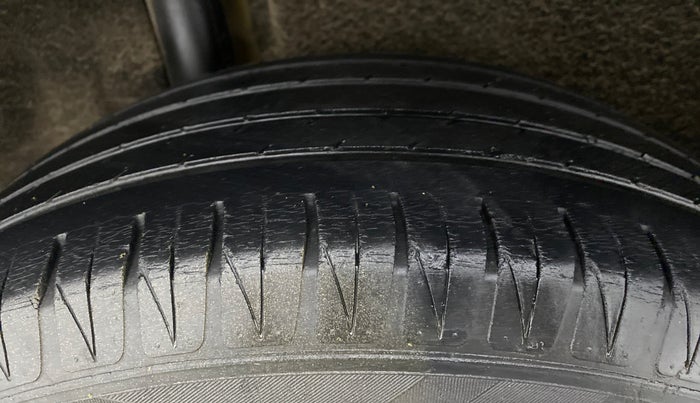 2016 Maruti Vitara Brezza ZDI PLUS DUAL TONE, Diesel, Manual, 45,520 km, Right Rear Tyre Tread