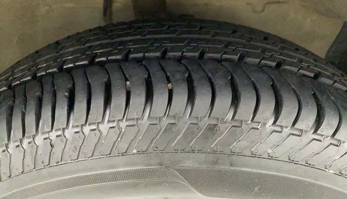 2010 Maruti Swift LXI, Petrol, Manual, 66,354 km, Right Front Tyre Tread