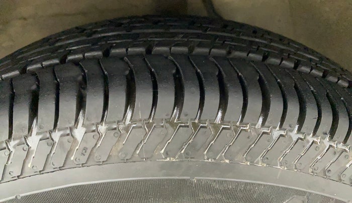 2010 Maruti Swift LXI, Petrol, Manual, 66,354 km, Left Front Tyre Tread