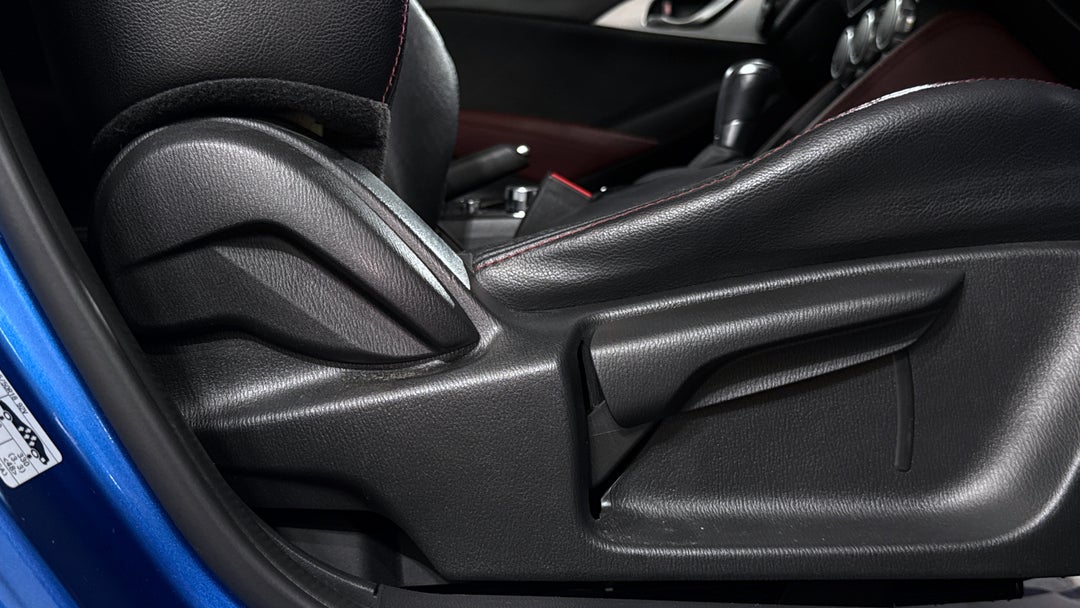 2017 Mazda CX-3 Akari (FWD), Automatic, 49697 km, Drivers Side Adjustment Panel