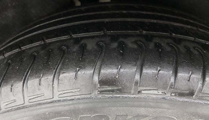 2015 Ford Ecosport 1.5TITANIUM TDCI, Diesel, Manual, 1,00,608 km, Right Rear Tyre Tread