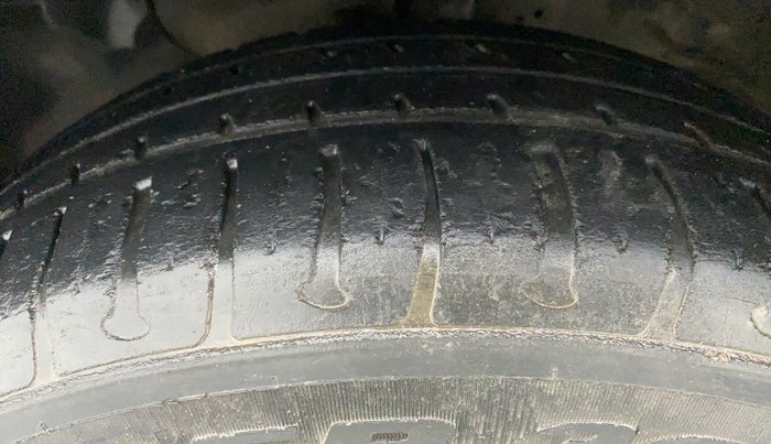 2016 Hyundai Elite i20 MAGNA 1.2, Petrol, Manual, 33,752 km, Left Front Tyre Tread