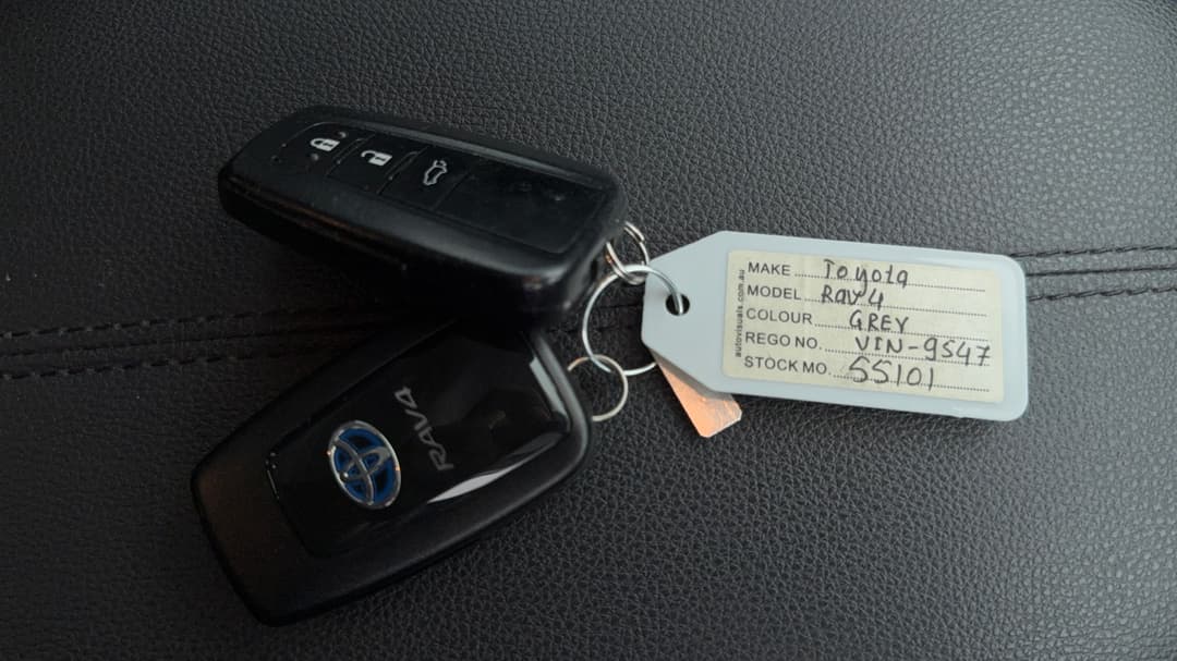 2021 Toyota RAV4 Cruiser (AWD) Hybrid, Automatic, 108360 km, Key Close-up