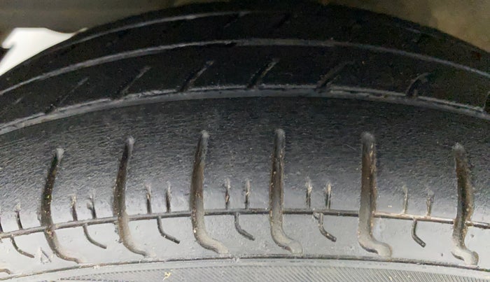 2015 Hyundai Eon ERA +, Petrol, Manual, 20,636 km, Left Front Tyre Tread