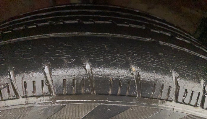2010 Maruti Swift ZXI, Petrol, Manual, 85,544 km, Right Front Tyre Tread