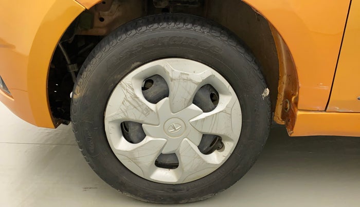 2018 Tata Tiago XT DIESEL, Diesel, Manual, 31,367 km, Left front tyre - Minor crack