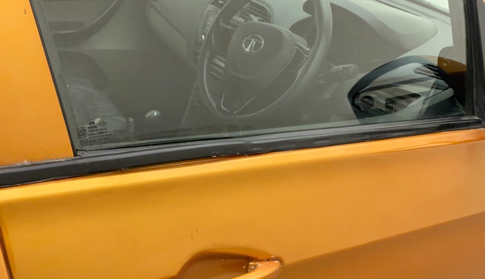 2018 Tata Tiago XT DIESEL, Diesel, Manual, 31,367 km, Driver-side door - Weather strip has minor damage