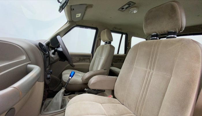 2010 Mahindra Scorpio SLE, Diesel, Manual, 1,10,798 km, Right Side Front Door Cabin