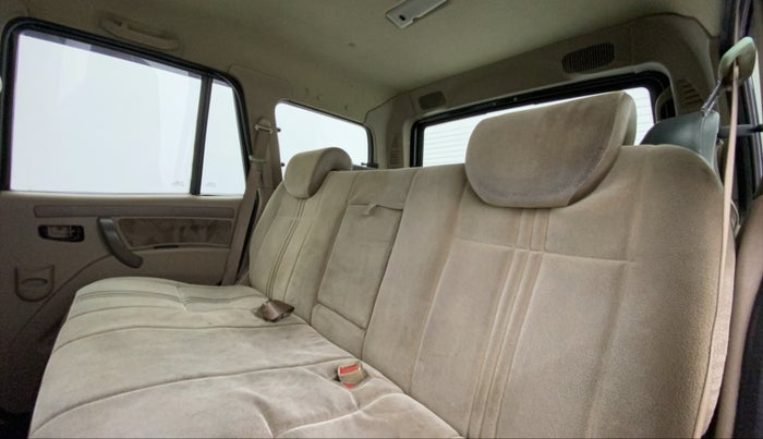 2010 Mahindra Scorpio SLE, Diesel, Manual, 1,10,798 km, Right Side Rear Door Cabin