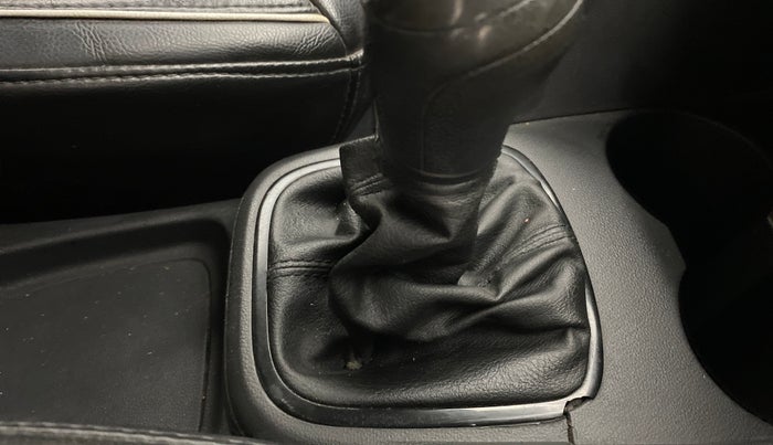 2015 Volkswagen Polo COMFORTLINE 1.5L, Diesel, Manual, 83,662 km, Gear lever - Boot cover slightly torn