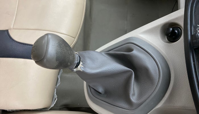 2016 Datsun Go T, Petrol, Manual, 67,986 km, Gear lever - Boot cover slightly torn