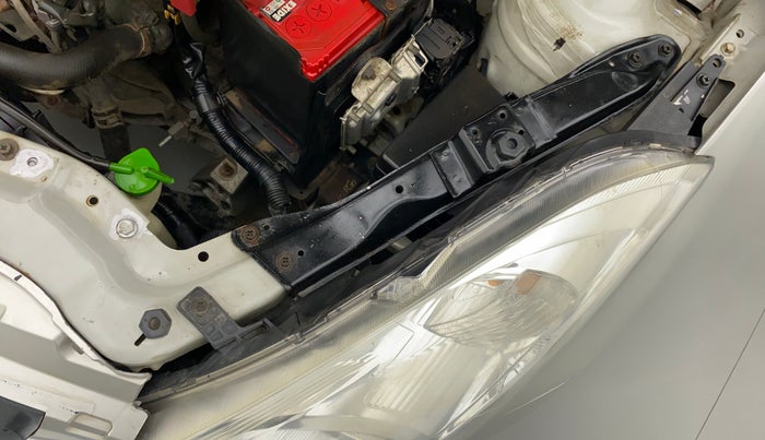 2014 Maruti Swift VXI, Petrol, Manual, 67,573 km, Left headlight - Clamp has minor damage