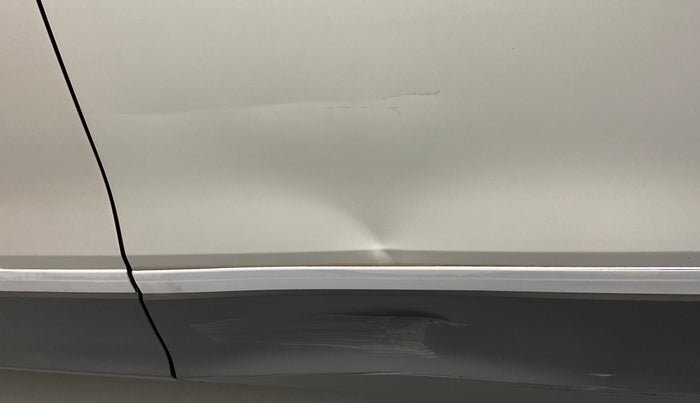 2017 Volkswagen TIGUAN HIGHLINE TDI AT, Diesel, Automatic, 1,19,427 km, Rear left door - Minor scratches