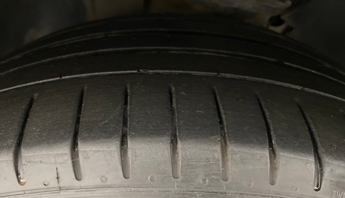 2017 Volkswagen TIGUAN HIGHLINE TDI AT, Diesel, Automatic, 1,19,427 km, Left Front Tyre Tread