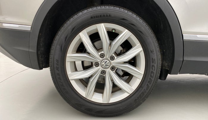2017 Volkswagen TIGUAN HIGHLINE TDI AT, Diesel, Automatic, 1,19,427 km, Right Rear Wheel