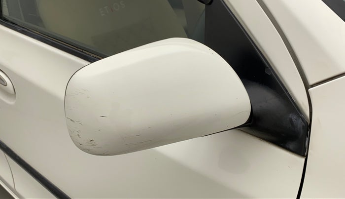2011 Toyota Etios V, Petrol, Manual, 93,940 km, Right rear-view mirror - Minor scratches
