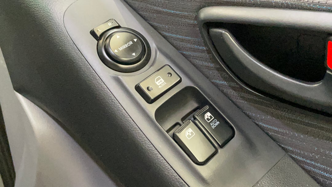 2017 Hyundai Iload 3s Liftback, Automatic, 132800 km, Drivers Side Door Panel Controls