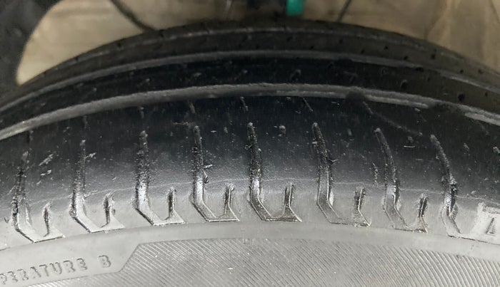 2018 Maruti Swift VDI, Diesel, Manual, 69,616 km, Left Front Tyre Tread