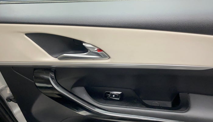 2022 Mahindra XUV700 AX 7 LUXURY D AWD AT 7 STR, Diesel, Automatic, 16,532 km, Right rear window switch / handle - Window making noise/ moving slow