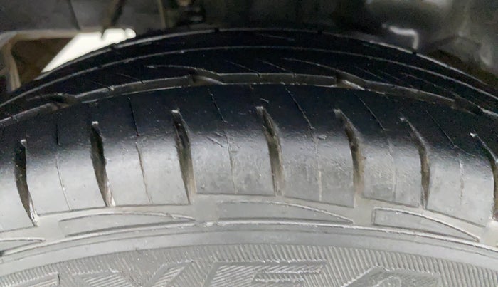 2014 Hyundai Eon D LITE PLUS, Petrol, Manual, 27,224 km, Right Rear Tyre Tread