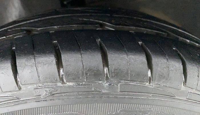 2014 Hyundai Eon D LITE PLUS, Petrol, Manual, 27,224 km, Left Front Tyre Tread