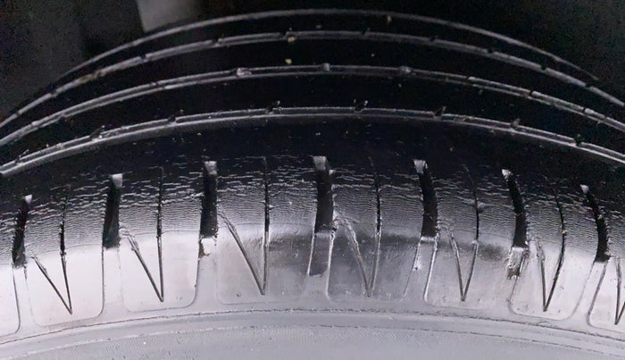 2016 Maruti Vitara Brezza ZDI PLUS DUAL TONE, Diesel, Manual, 85,272 km, Right Rear Tyre Tread