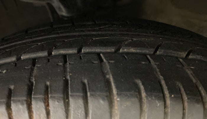 2014 Hyundai i10 SPORTZ 1.1 IRDE2, Petrol, Manual, 34,043 km, Left Front Tyre Tread