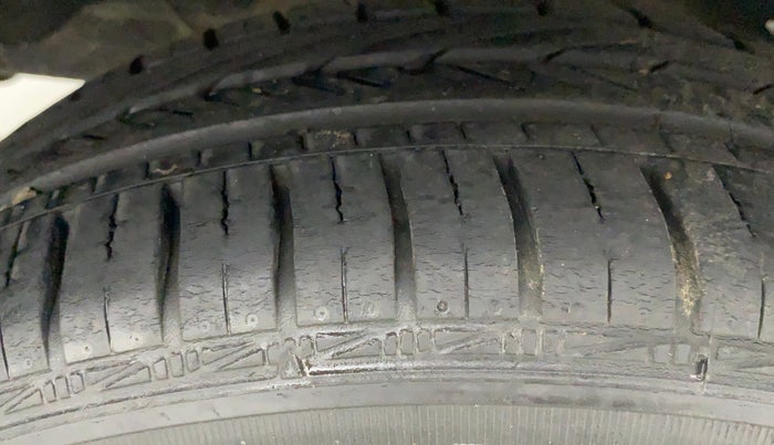 2011 Toyota Etios Liva V, Petrol, Manual, 46,096 km, Right Rear Tyre Tread