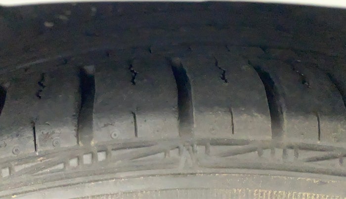 2011 Toyota Etios Liva V, Petrol, Manual, 46,096 km, Left Front Tyre Tread