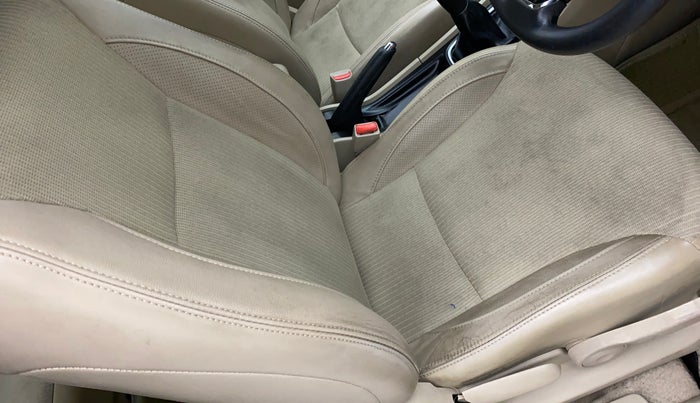 2016 Maruti Ciaz ZDI SHVS, Diesel, Manual, 48,096 km, Driver seat - Cover slightly stained