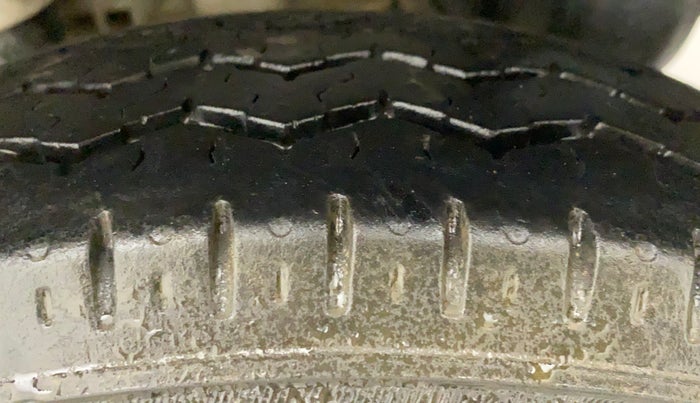 2016 Hyundai Eon SPORTZ, Petrol, Manual, 56,431 km, Left Rear Tyre Tread