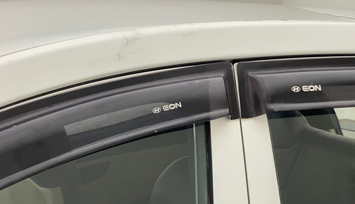 2016 Hyundai Eon SPORTZ, Petrol, Manual, 56,431 km, Left B pillar - Paint is slightly faded