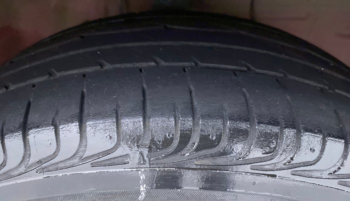 2018 Toyota Etios Liva V DUAL TONE, Petrol, Manual, 49,851 km, Right Front Tyre Tread