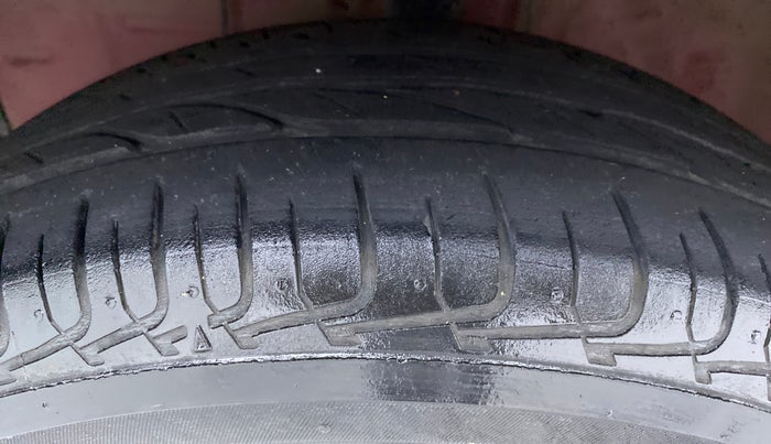 2018 Toyota Etios Liva V DUAL TONE, Petrol, Manual, 49,851 km, Left Front Tyre Tread