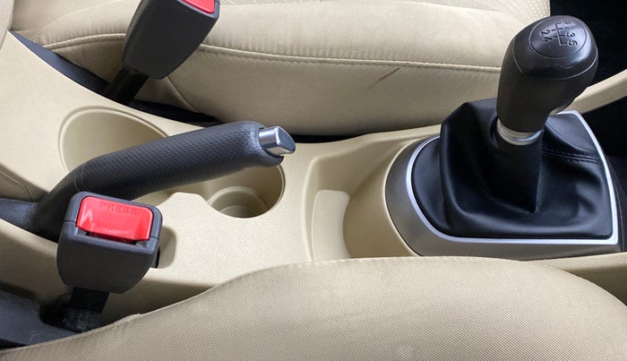 2016 Hyundai Verna FLUIDIC 1.6 SX VTVT, Petrol, Manual, 31,533 km, Gear Lever
