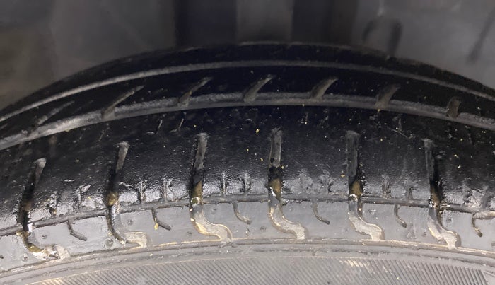 2018 Datsun Redi Go GOLD LIMITED EDITION, Petrol, Manual, 77,360 km, Right Front Tyre Tread