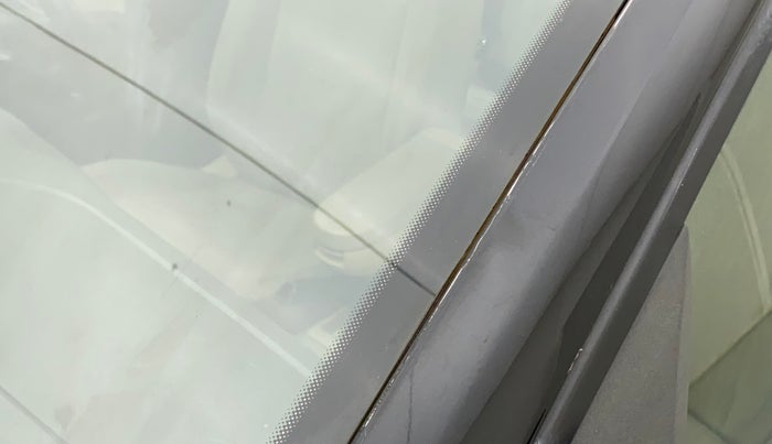 2011 Volkswagen Vento COMFORTLINE 1.6, Petrol, Manual, 61,436 km, Left A pillar - Paint is slightly faded