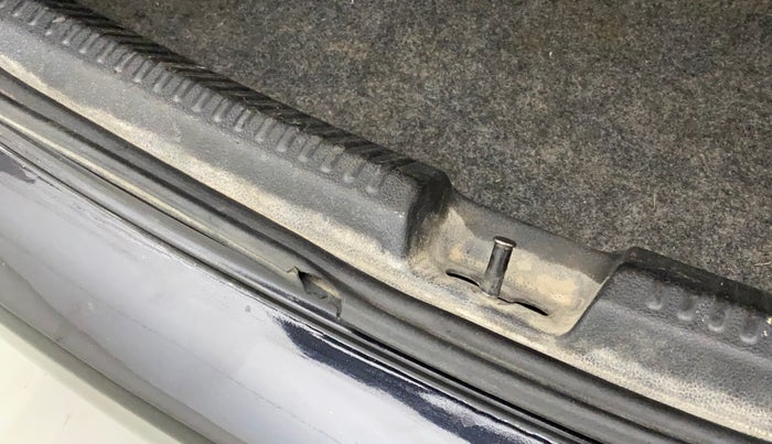 2011 Volkswagen Vento COMFORTLINE 1.6, Petrol, Manual, 61,436 km, Dicky (Boot door) - Weather strip has minor damage