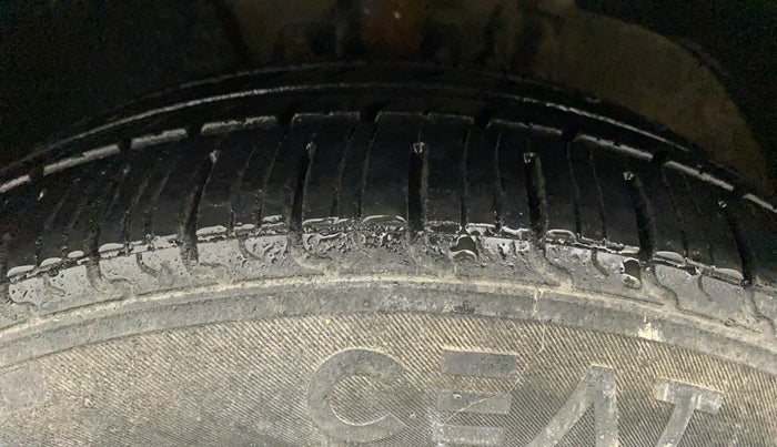 2011 Volkswagen Vento COMFORTLINE 1.6, Petrol, Manual, 61,436 km, Left Front Tyre Tread