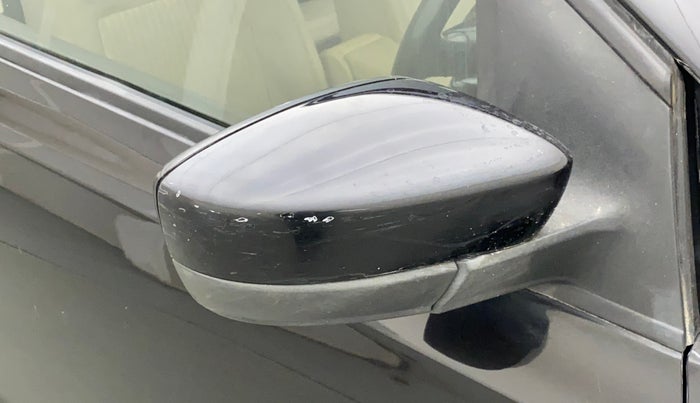2011 Volkswagen Vento COMFORTLINE 1.6, Petrol, Manual, 61,436 km, Right rear-view mirror - ORVM switch has minor damage