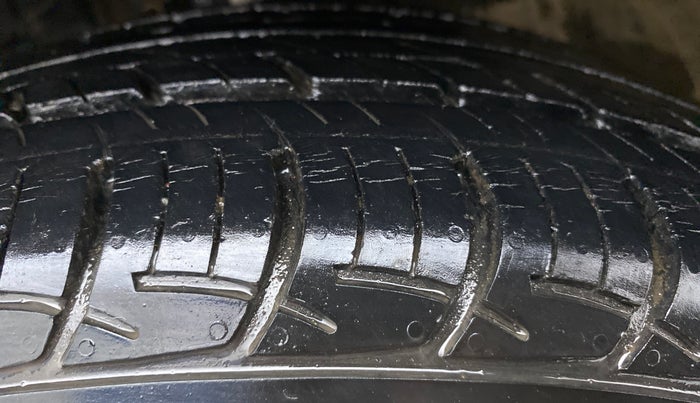 2017 Maruti Baleno DELTA 1.2 K12, Petrol, Manual, 33,662 km, Left Front Tyre Tread