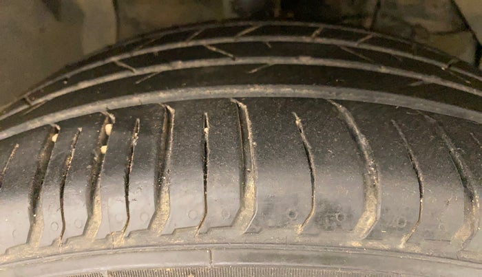 2016 Maruti Vitara Brezza ZDI PLUS DUAL TONE, Diesel, Manual, 1,07,604 km, Right Front Tyre Tread