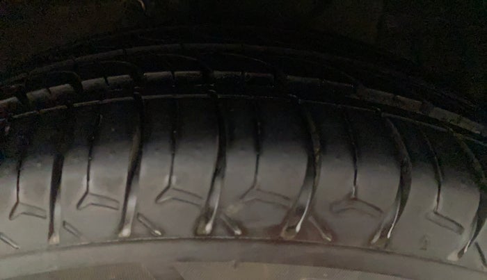 2018 Maruti Ciaz ZETA 1.4  MT PETROL, Petrol, Manual, 87,680 km, Right Front Tyre Tread