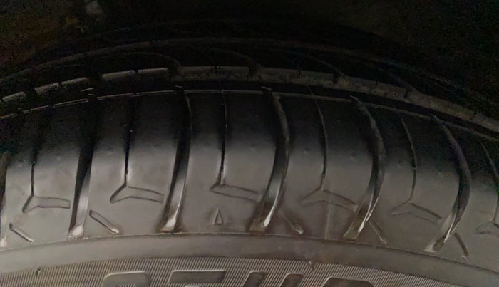 2018 Maruti Ciaz ZETA 1.4  MT PETROL, Petrol, Manual, 87,680 km, Left Front Tyre Tread