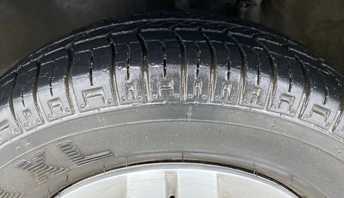 2015 Maruti Alto 800 LXI, Petrol, Manual, 42,501 km, Left Front Tyre Tread