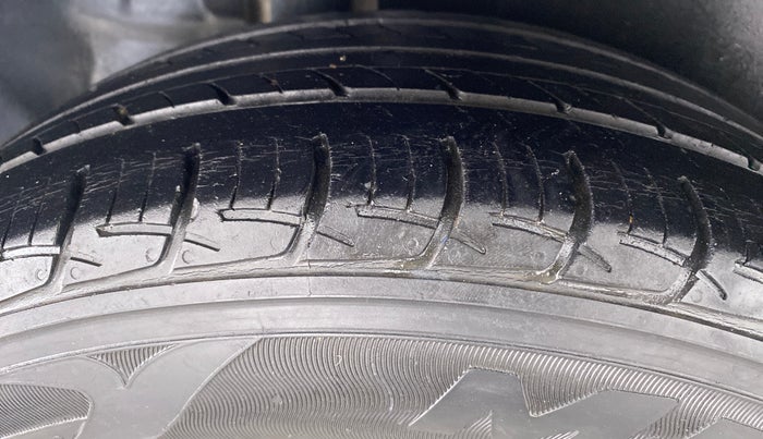2017 Maruti Ertiga VXI ABS, Petrol, Manual, 38,752 km, Right Front Tyre Tread