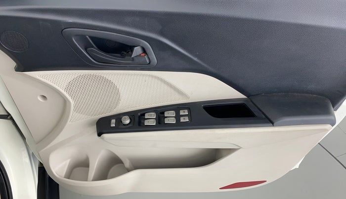2021 Mahindra XUV300 1.2 W6 MT, Petrol, Manual, 9,135 km, Driver Side Door Panels Control
