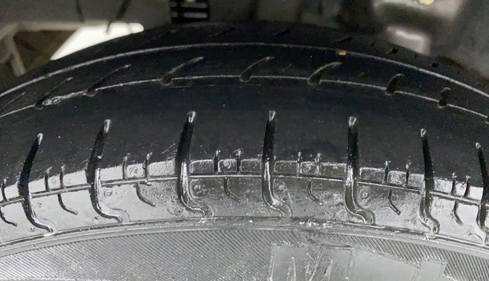 2013 Hyundai Eon D LITE PLUS, Petrol, Manual, 11,989 km, Right Rear Tyre Tread