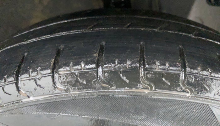 2013 Hyundai Eon D LITE PLUS, Petrol, Manual, 11,989 km, Right Front Tyre Tread